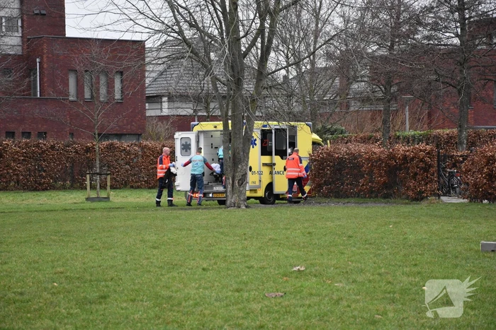 Traumahelikopter landt bij schoolgebouw