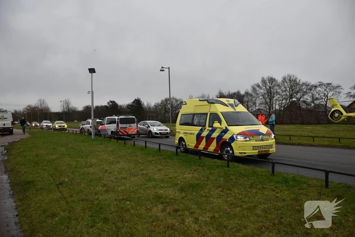Traumahelikopter landt bij schoolgebouw
