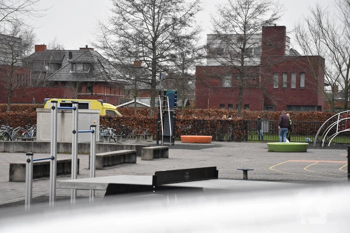 Traumahelikopter landt bij schoolgebouw