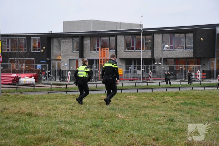 Traumahelikopter landt bij schoolgebouw