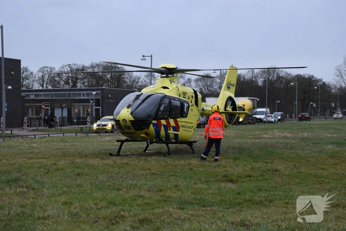 Traumahelikopter landt bij schoolgebouw