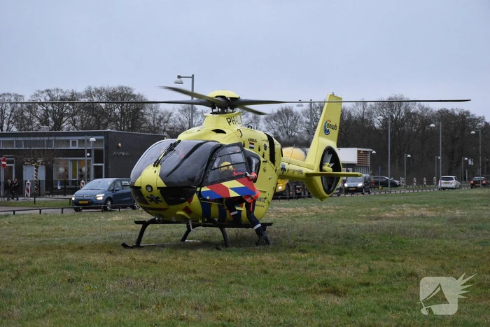 Traumahelikopter landt bij schoolgebouw