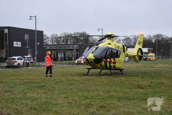 Traumahelikopter landt bij schoolgebouw