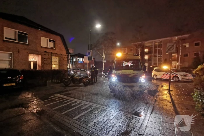 Bestuurder motor rijdt fietser aan