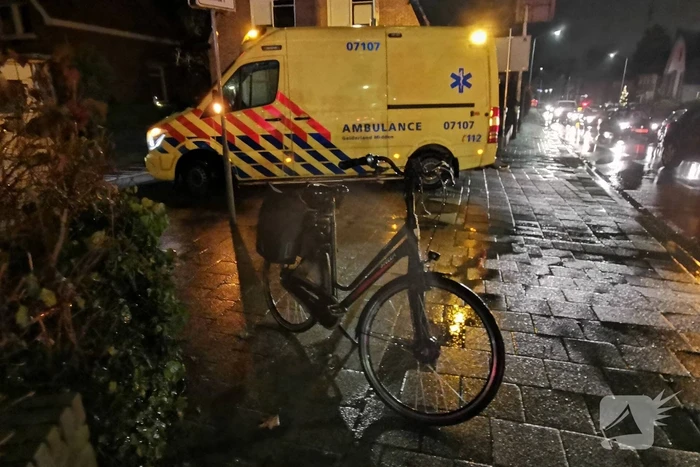 Bestuurder motor rijdt fietser aan