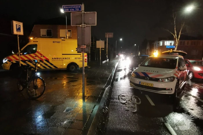 Bestuurder motor rijdt fietser aan