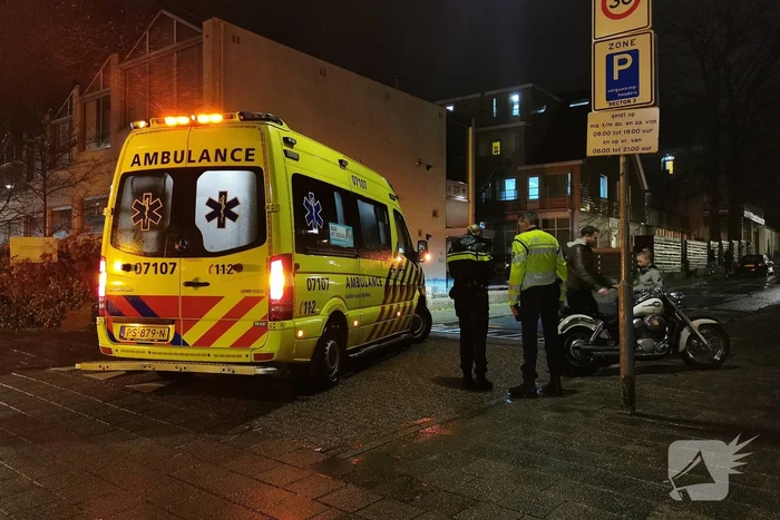 Bestuurder motor rijdt fietser aan