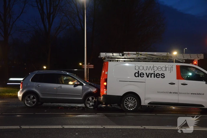 Personenwagen knalt achterop bestelbus voor stoplicht
