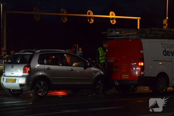 Personenwagen knalt achterop bestelbus voor stoplicht