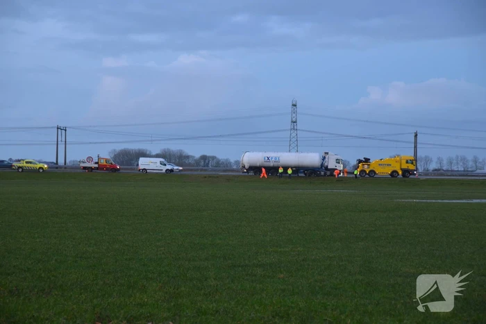 Behoorlijke schade bij botsing tussen twee vrachtwagens