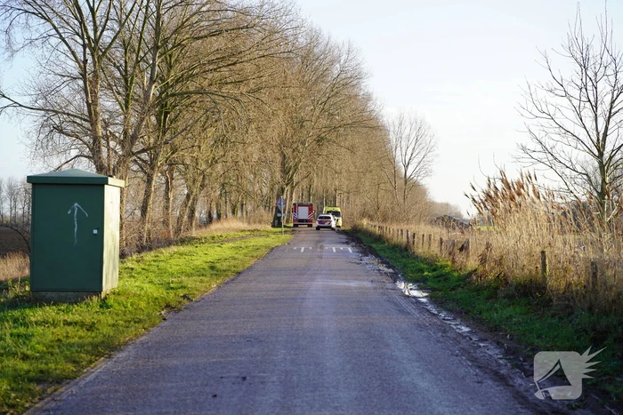 Twee man met auto de sloot in