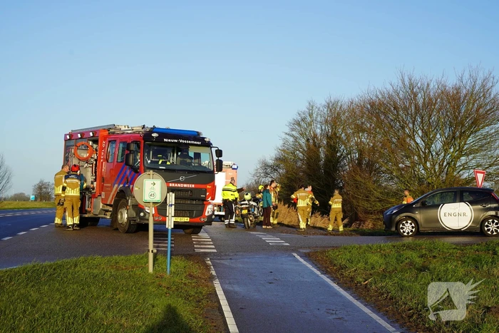 Twee man met auto de sloot in