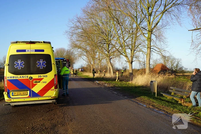 Twee man met auto de sloot in