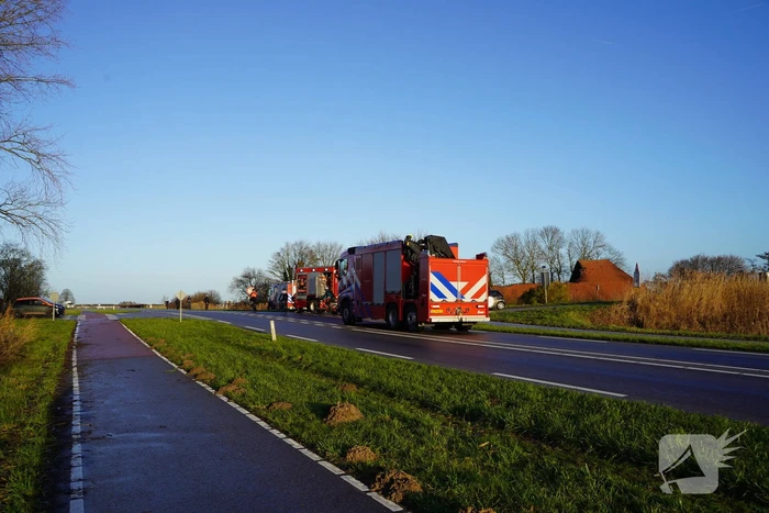 Twee man met auto de sloot in