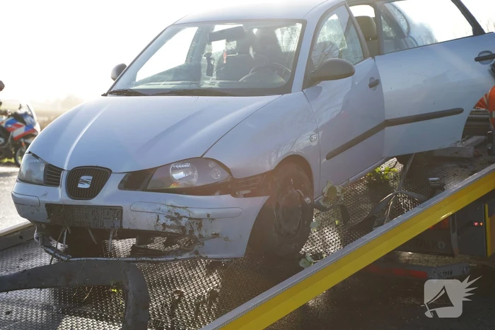 Twee man met auto de sloot in
