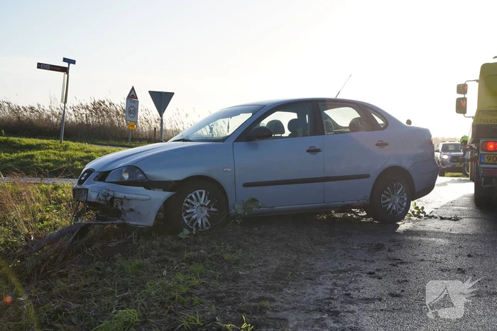 Twee man met auto de sloot in