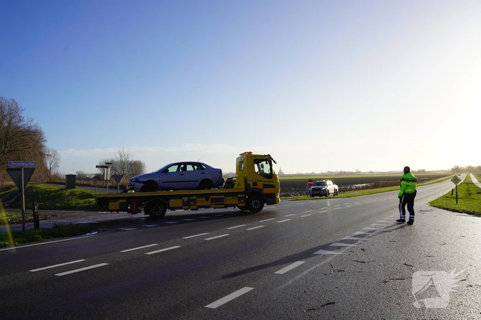 Twee man met auto de sloot in