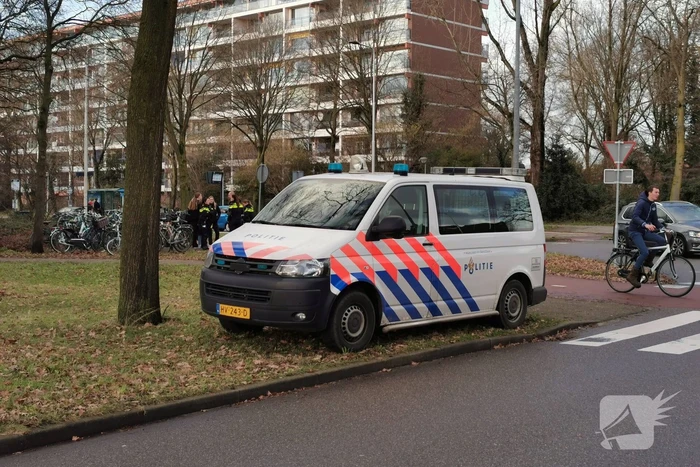 Vrouw op fiets aangereden bij oversteekplaats