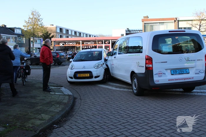 Taxi busje komt in botsing met auto