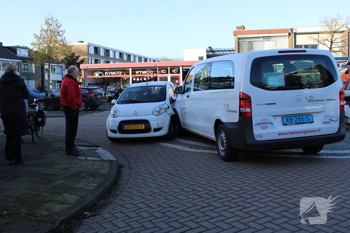 Taxi busje komt in botsing met auto