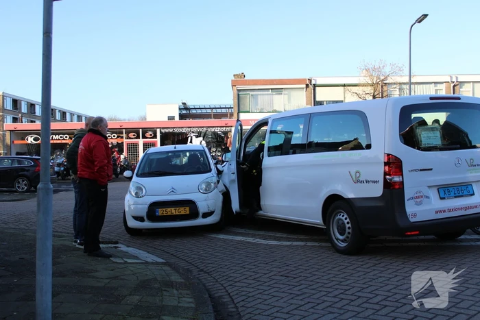 Taxi busje komt in botsing met auto