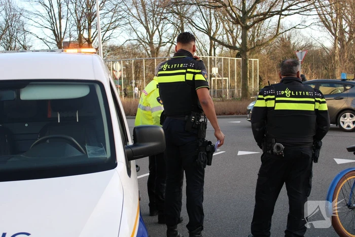 Fietser geschept door personenauto