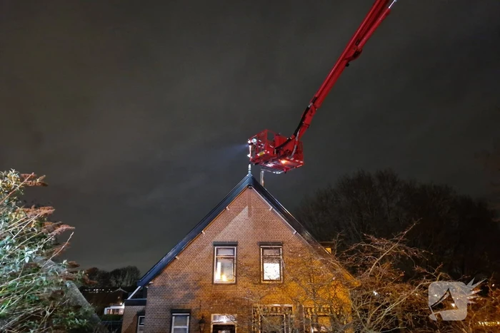 Brandweer blust schoorsteenbrand