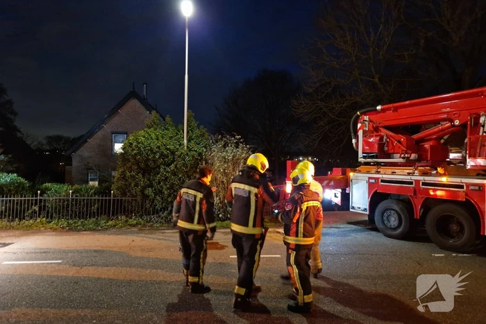 Brandweer blust schoorsteenbrand