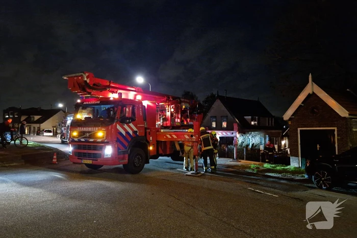 Brandweer blust schoorsteenbrand