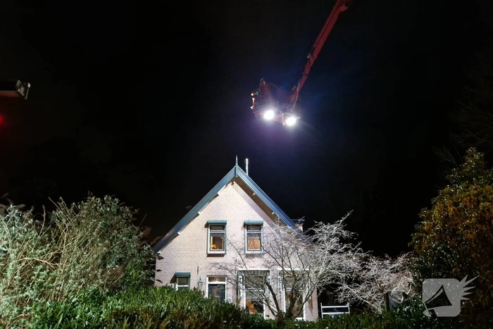 Brandweer blust schoorsteenbrand