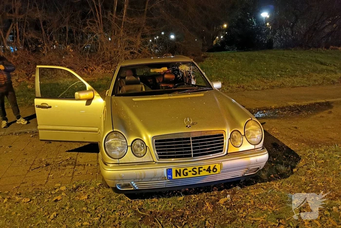 Auto raakt van weg en ramt boom