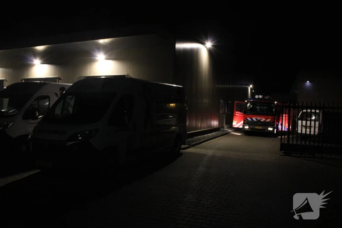 Container en kar vliegen in brand