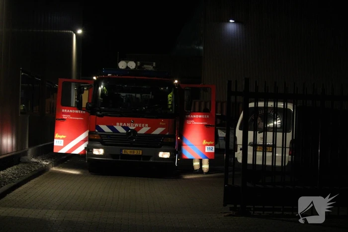 Container en kar vliegen in brand