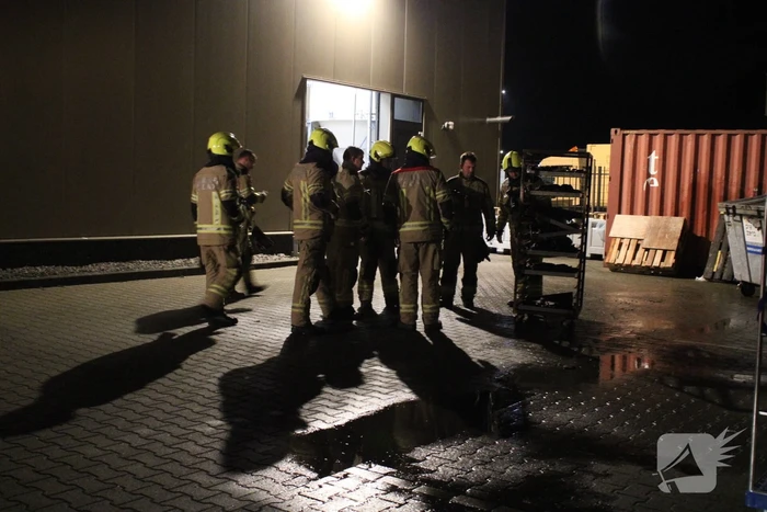 Container en kar vliegen in brand