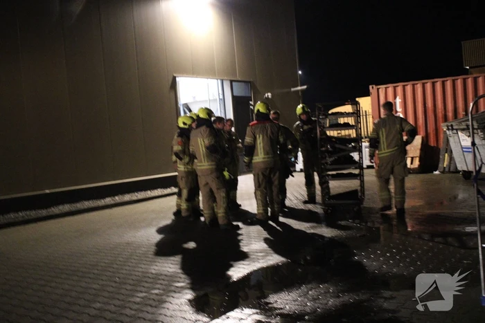 Container en kar vliegen in brand