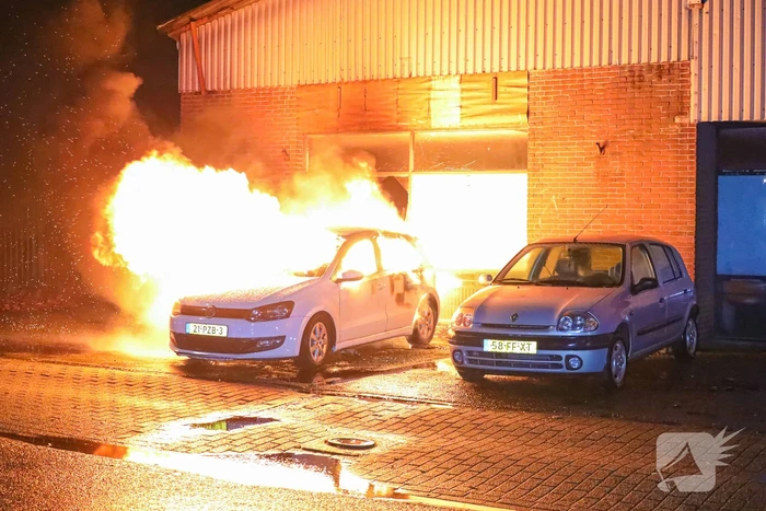 Uitslaande autobrand slaat over