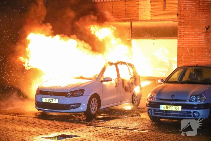 Uitslaande autobrand slaat over