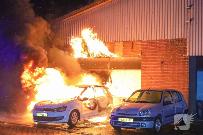 Uitslaande autobrand slaat over