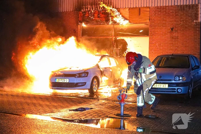 Uitslaande autobrand slaat over