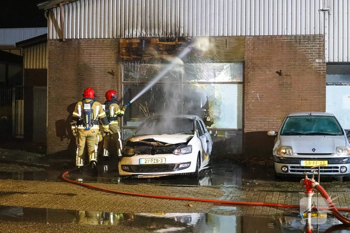 Uitslaande autobrand slaat over