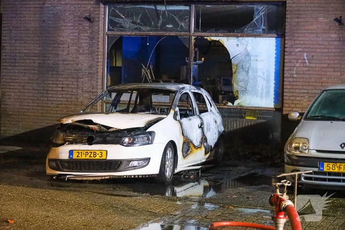 Uitslaande autobrand slaat over