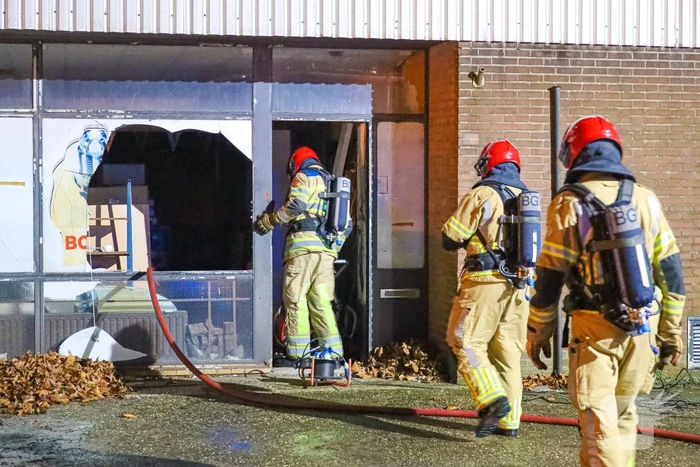 Uitslaande autobrand slaat over