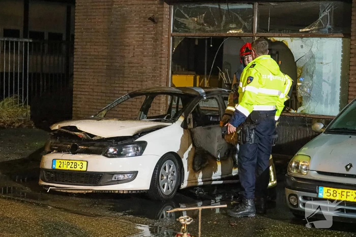 Uitslaande autobrand slaat over