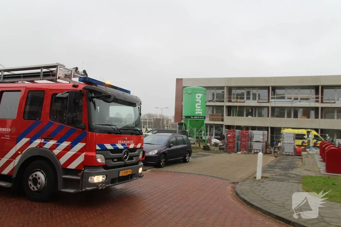 Persoon ernstig gewond na val in bouwcontainer
