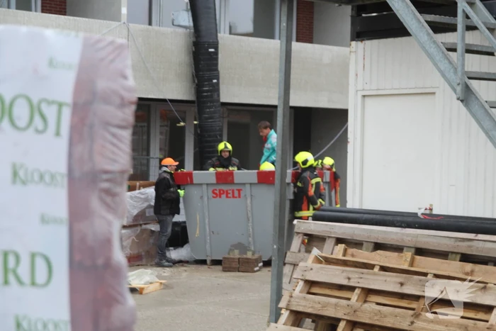 Persoon ernstig gewond na val in bouwcontainer