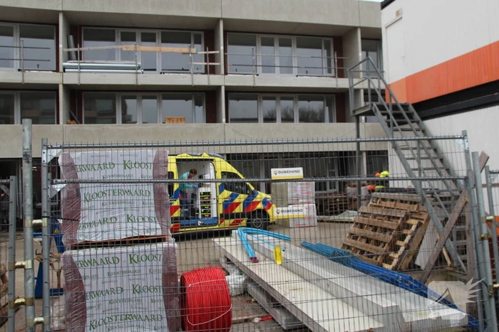Persoon ernstig gewond na val in bouwcontainer