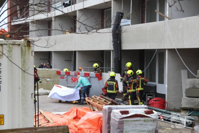 Persoon ernstig gewond na val in bouwcontainer