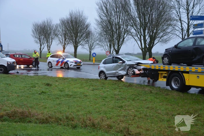 Flinke schade bij botsing tussen drie voertuigen