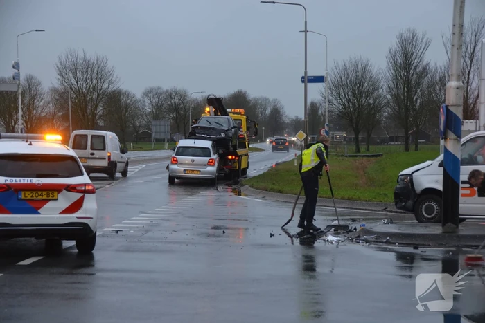 Flinke schade bij botsing tussen drie voertuigen