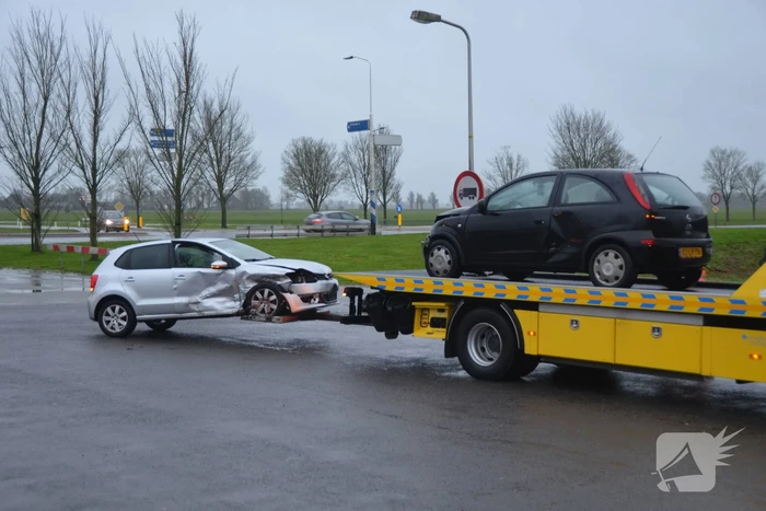 Flinke schade bij botsing tussen drie voertuigen